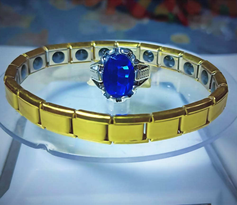 টাইটেনিয়াম ব্রেসলেট সাথে ১টি নীলা পাথর আংটি থাকবে